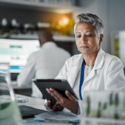 RDC 978/2025 da ANVISA: Como a Solução Sensorweb Apoia Laboratórios no Monitoramento de Temperatura e Umidade