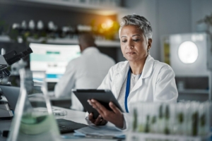 RDC 978/2025 da ANVISA: Como a Solução Sensorweb Apoia Laboratórios no Monitoramento de Temperatura e Umidade