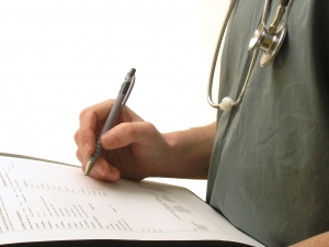 Como garantir a precisão no registro de dados em fichas de saúde