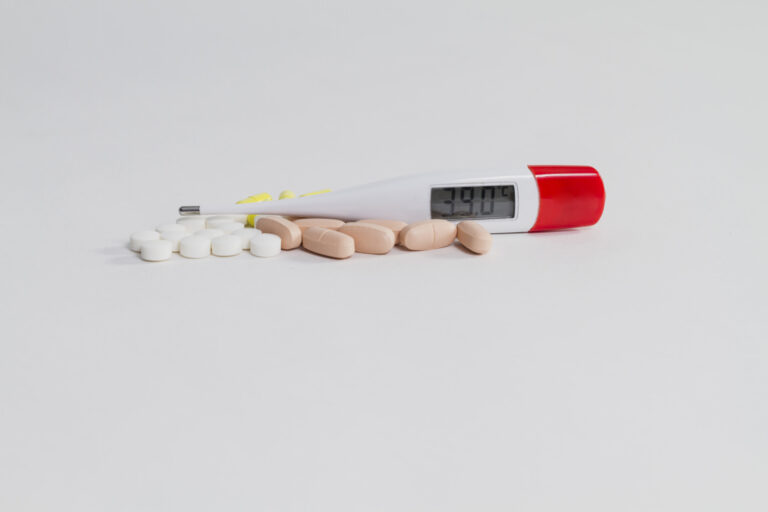 Como a temperatura afeta a estabilidade dos medicamentos