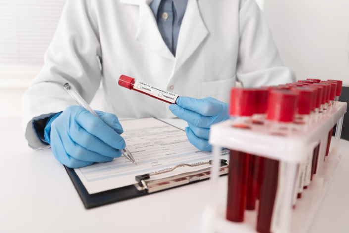 Profissional de laboratório trabalhando com amostras de sangue