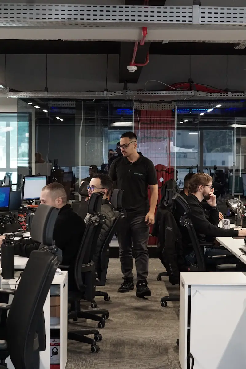 Equipe revisando informações e processos de qualidade
