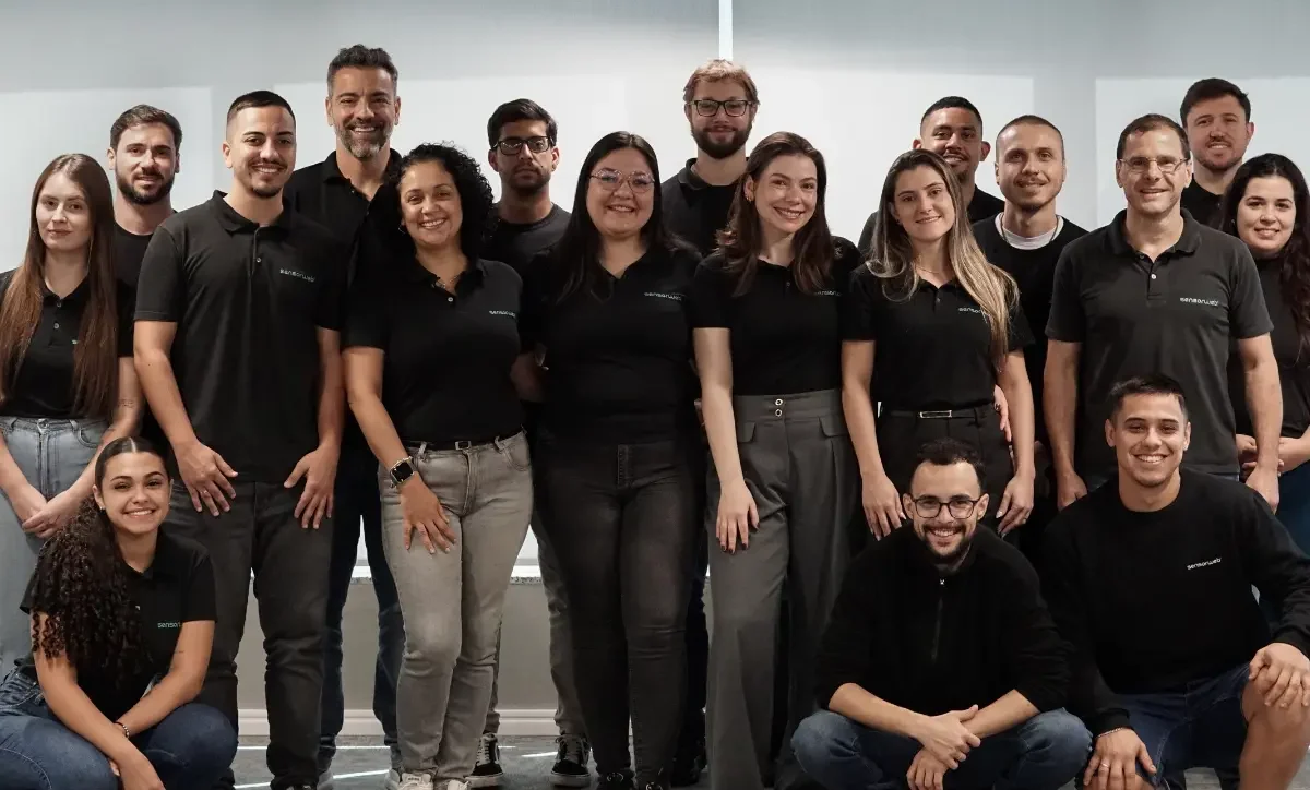 Equipe da Sensorweb reunida em ambiente corporativo
