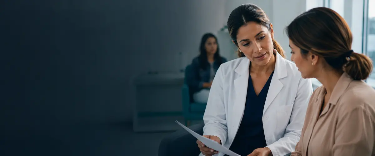 Médica acolhendo paciente em uma clínica moderna, representando o impacto da tecnologia e da segurança operacional na assistência à saúde