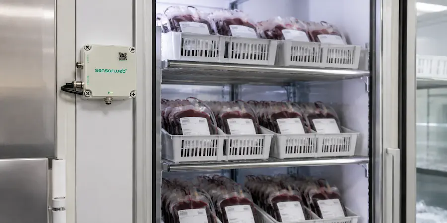 Refrigerador para conservação de materiais de hemoterapia com monitoramento Sensorweb