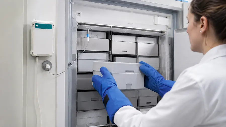 Ultrafreezer científico com monitoramento contínuo de temperatura em laboratório de pesquisa