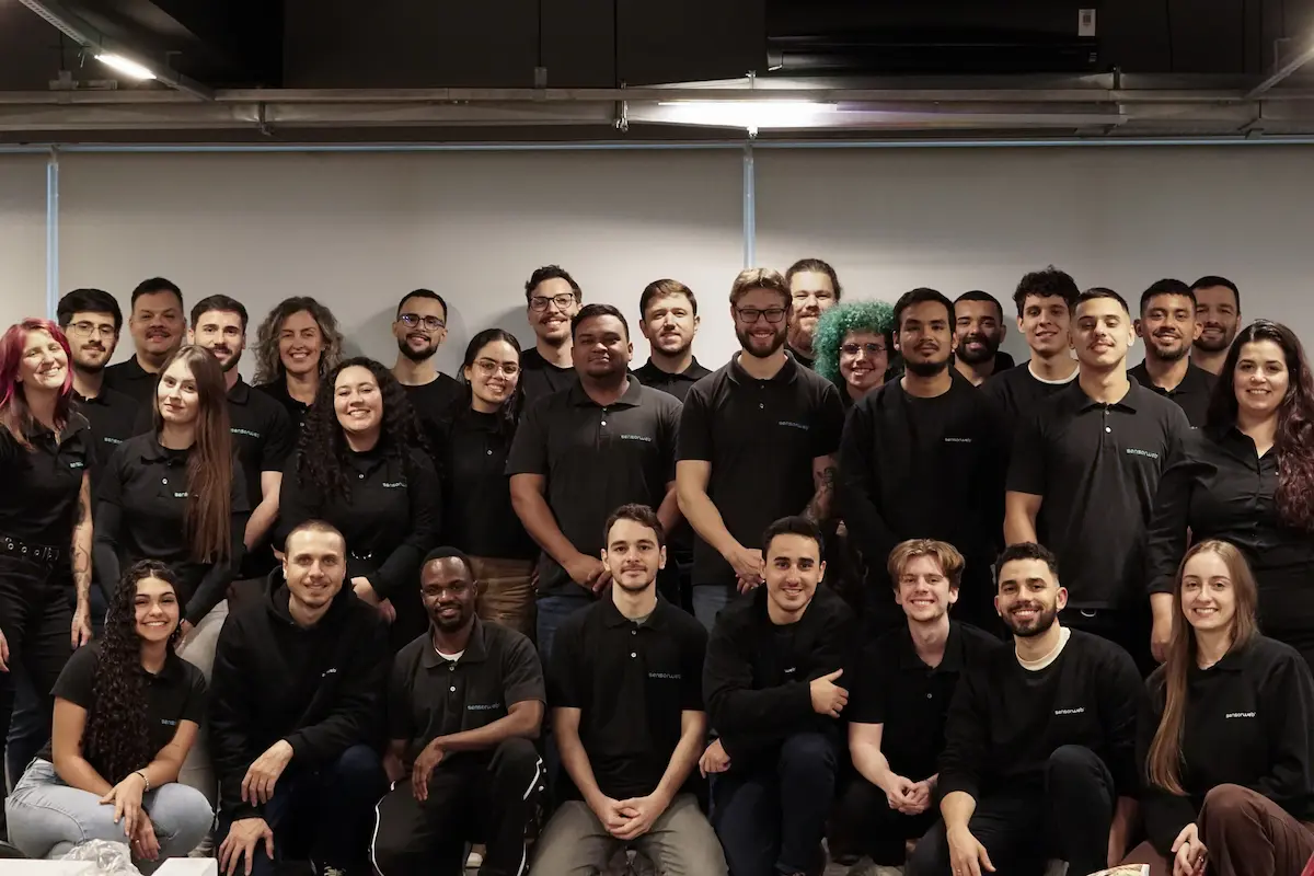 Equipe da Sensorweb colaborando no escritório