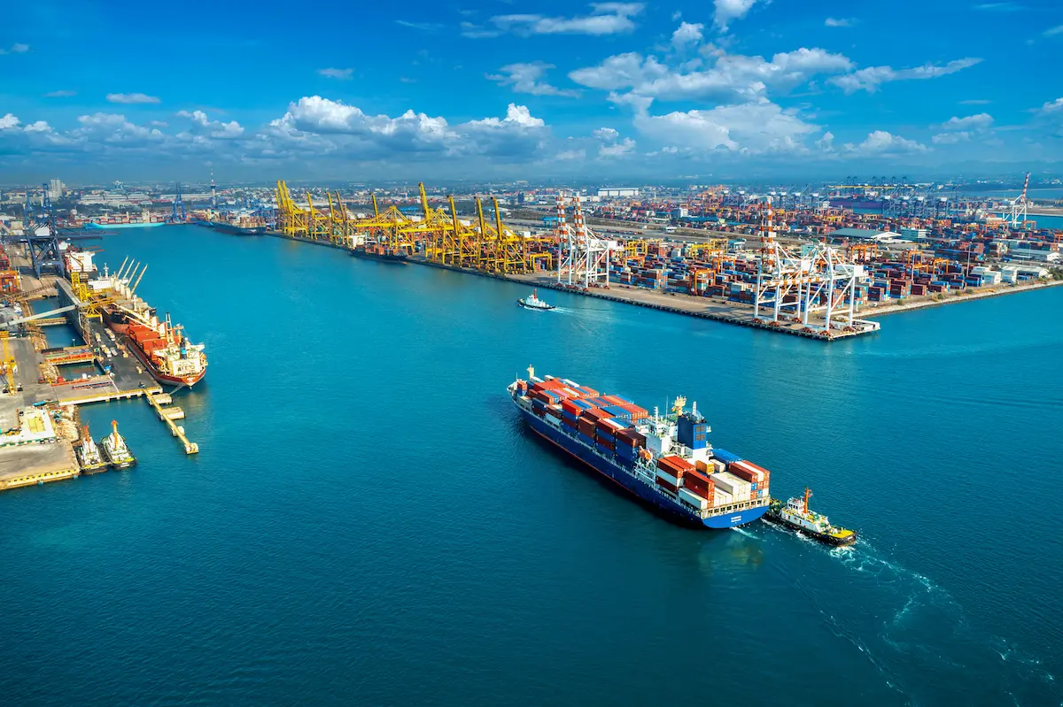 Vista aérea de navio cargueiro e contêineres em uma operação portuária