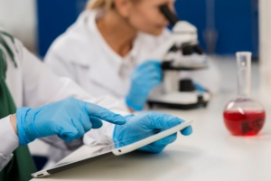 RDC 978/2025 da ANVISA: Como a Solução Sensorweb Apoia Laboratórios no Monitoramento de Temperatura e Umidade