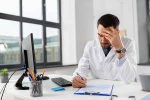 Monitoramento de temperatura e umidade: por que só sensor não basta?