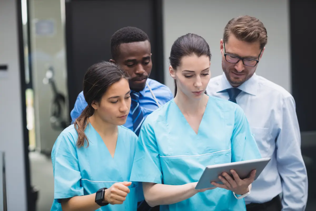 Equipe médica multidisciplinar em treinamento analisando protocolos