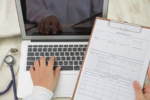 Como garantir a precisão no registro de dados em fichas de saúde