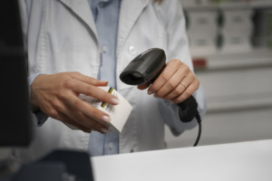 O papel do farmacêutico na segurança do paciente: Como a gestão de medicamentos impacta a saúde