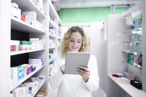 O papel do farmacêutico na segurança do paciente: Como a gestão de medicamentos impacta a saúde