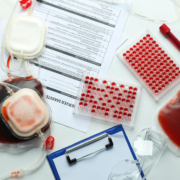 Imagem ilustrativa de IA aplicando previsões na gestão de estoques de sangue e recrutamento de doadores em hemocentros.