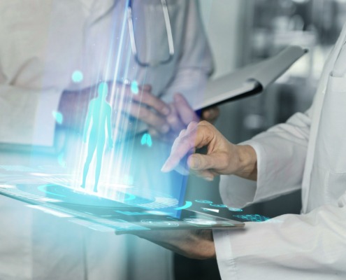 Médicos analisando aparelho tecnológico, IoT na área da saúde