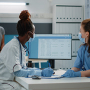 A importância vital do monitoramento de temperatura e umidade na saúde