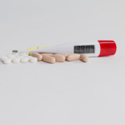 Como a temperatura afeta a estabilidade dos medicamentos