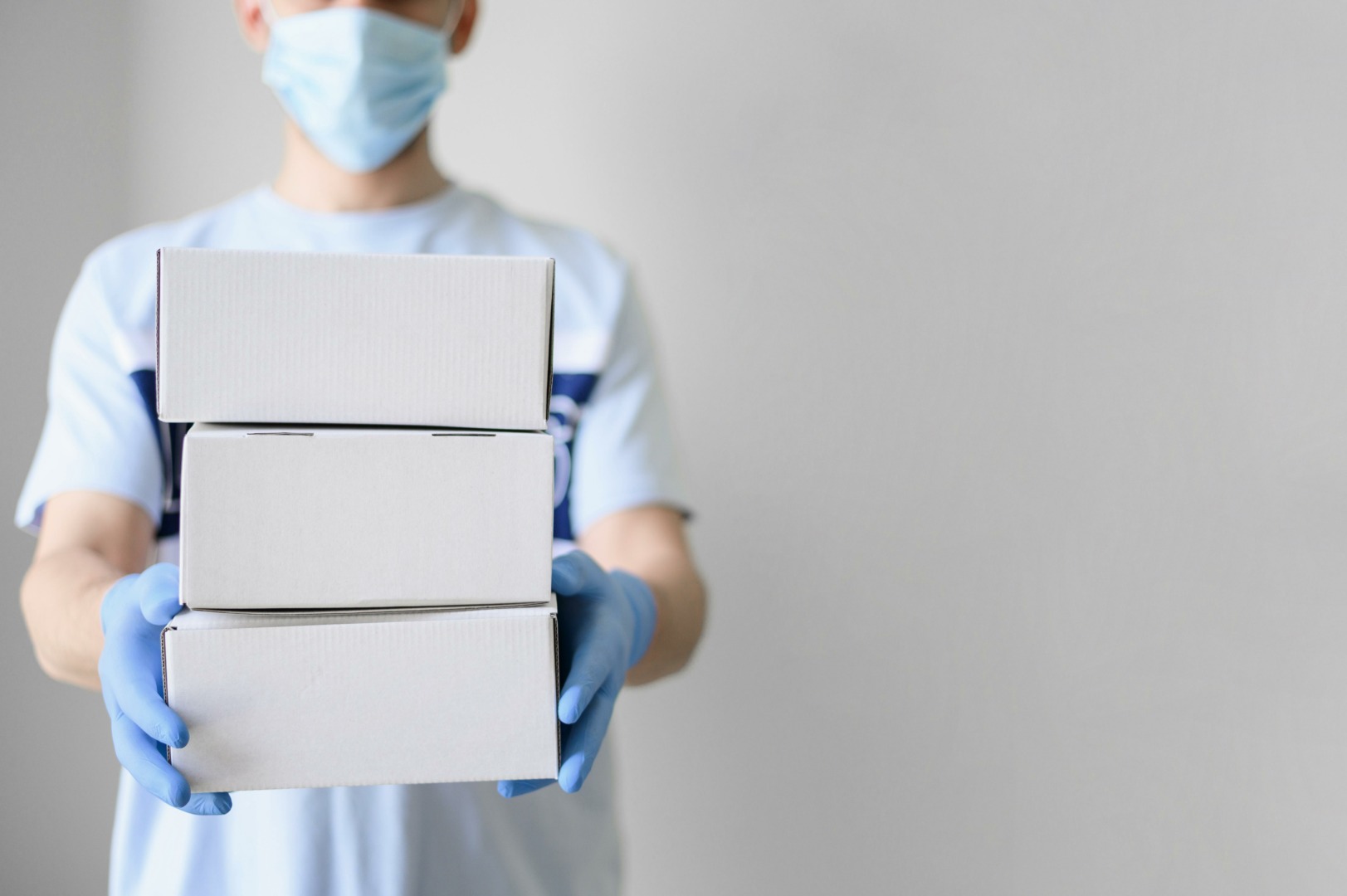 Farmacêutico recebendo caixas com vacina
