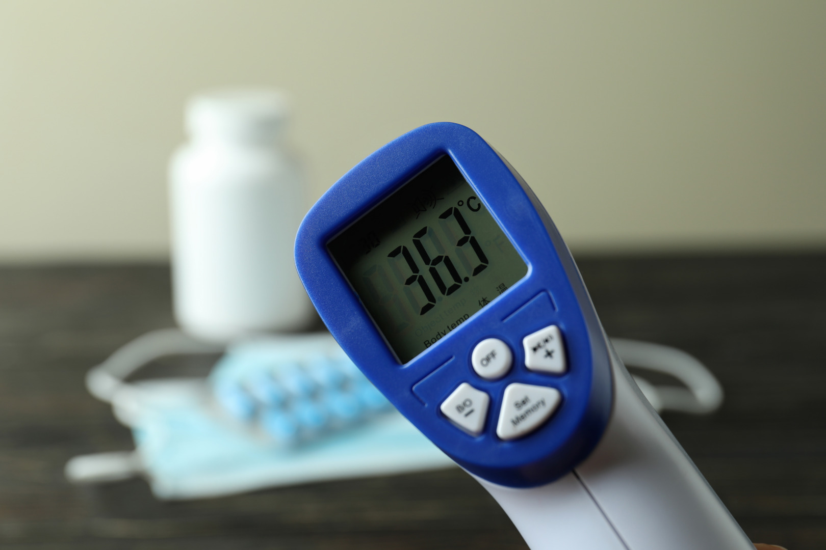 Termômetro medindo temperatura medicamentos